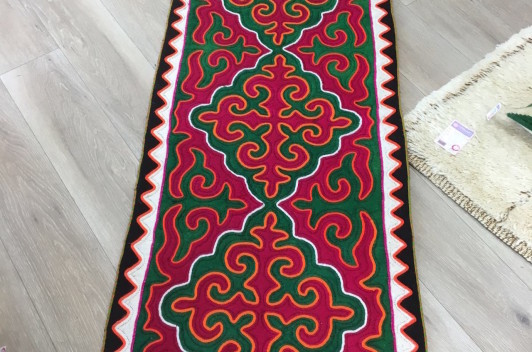 Verschönern Sie Ihr Zuhause mit kirgisischen Shyrdak-Teppichen!