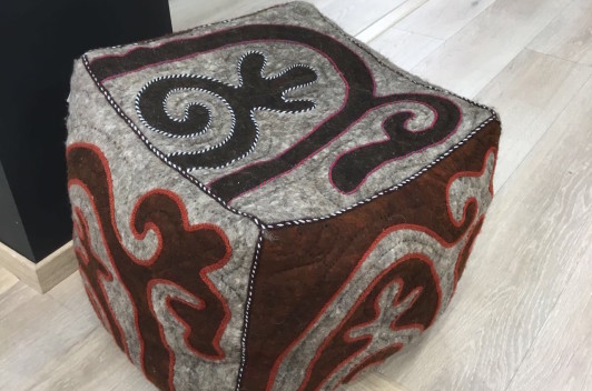 Verschönern Sie Ihr Zuhause mit kirgisischen Shyrdak-Teppichen!
