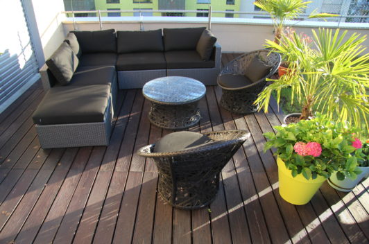 Verschönern Sie Ihre Gartenmöbel mit wetterfesten, fleckenabweisenden Kissen!