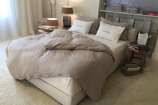 Stylische Sofas, Betten sowie Leinen-Bett- und Tischwäsche!