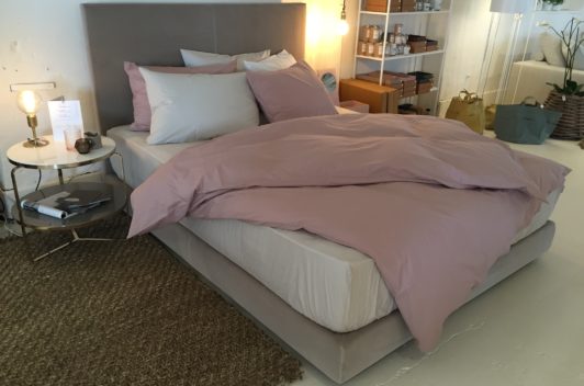 Stylische Sofas, Betten sowie Leinen-Bett- und Tischwäsche!