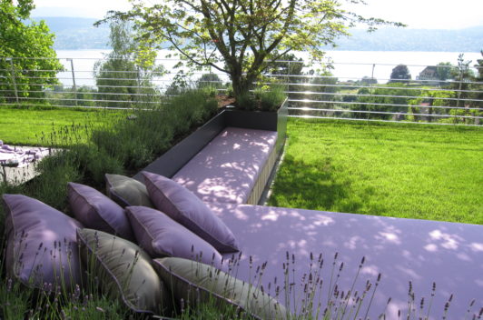 Verschönern Sie Ihre Gartenmöbel mit wetterfesten, fleckenabweisenden Kissen!