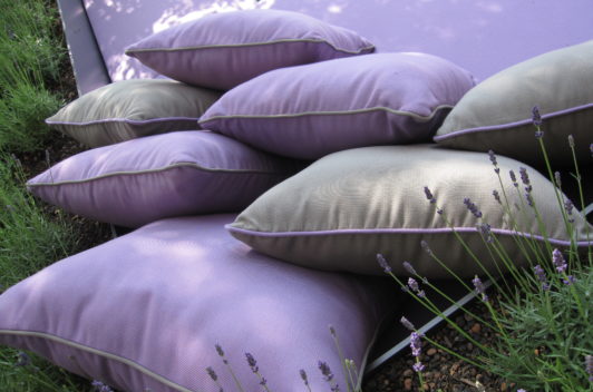 Verschönern Sie Ihre Gartenmöbel mit wetterfesten, fleckenabweisenden Kissen!