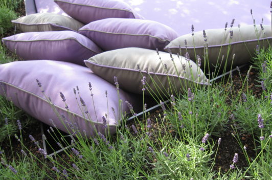 Verschönern Sie Ihre Gartenmöbel mit wetterfesten, fleckenabweisenden Kissen!