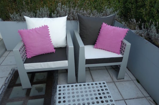 Verschönern Sie Ihre Gartenmöbel mit wetterfesten, fleckenabweisenden Kissen!